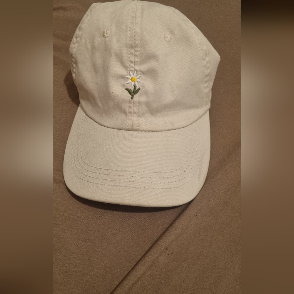 Cream Baseball Cap with Daisy Embroidery